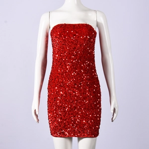 Détail de la robe bustier rouge à paillettes montrant sa texture scintillante et sa coupe