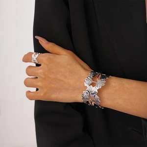 Détail d'un ensemble bracelet et bague en argent à motif feuilles de ginkgo