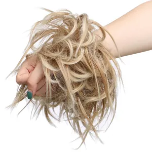 Extension de chignon blond ébouriffé avec mèches pour un look de queue de cheval volumineux