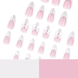 Unghie finte a mandorla french rosa chiaro con fiocchi 3D bianchi e perle applicate
