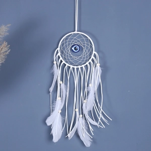 Detail eines weißen Traumfängers mit gewebter blauer Evil-Eye-Perle und Naturfedern