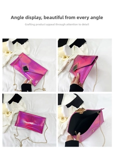 Dettagli pochette rosa effetto serpente con fibbia in metallo e tracolla a catena