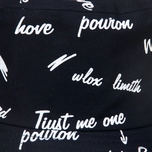 Chapeau bob d'été tendance avec imprimé graffiti blanc sur toile de coton noire