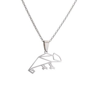 Collier avec pendentif caméléon style origami en acier inoxydable poli sur fond blanc