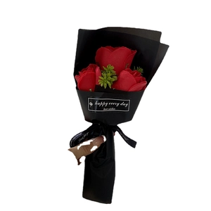 Drei rote Seifenrosen in schwarzer Geschenkverpackung mit Happy Every Day Schleife
