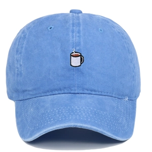 Dettaglio del ricamo tazza di caffè su cappellino da baseball blu in cotone lavato