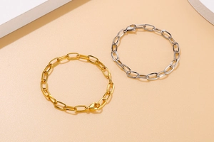 Detailansicht der gold- und silberfarbenen Gliederkettenarmbänder mit Karabinerverschluss
