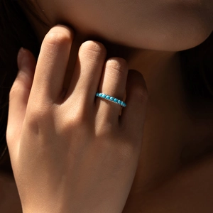 Anello minimalista in argento sterling S925 con pietre turchesi in luce drammatica