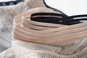 Détail macro du tissu en dentelle résille respirant et de la taille élastique rayée