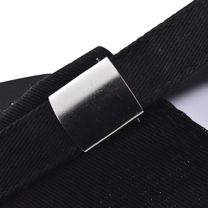 Détail de la sangle réglable en sergé noir avec boucle carrée en métal argenté sur la casquette