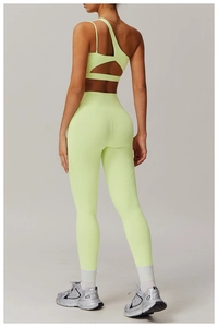 Vue latérale arrière du soutien-gorge de sport asymétrique et legging vert fluo assorti