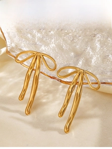 Dettaglio orecchini a fiocco placcati oro 18K con trama martellata su vetro
