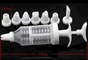Close-up of manual cake spray gun with 8 nozzles showing precise 17cm length measurements