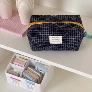 Gesteppte blaue Kosmetiktasche mit Karomuster und leuchtend gelbem Reißverschluss