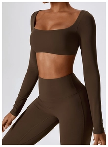Détail de la texture du haut de yoga à manches longues marron et du legging taille haute