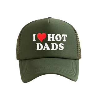 Cappellino trucker verde scuro con stampa bianca I Love Hot Dads e cuore rosso
