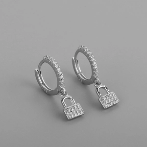 Boucles d'oreilles créoles en argent 925 avec pendentif serrure et zircons scintillants