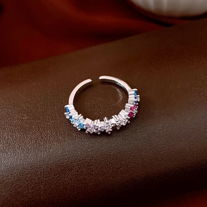 Detailansicht des 18k vergoldeten Silberrings mit bunten Zirkoniasteinen