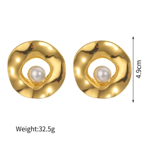 Detailed view of vintage hollow pearl earrings with 4.9cm height and 32.5g weight specs