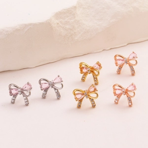 Detailansicht von Schleifenohrringen mit rosa Zirkonia in Silber, Gold und Roségold