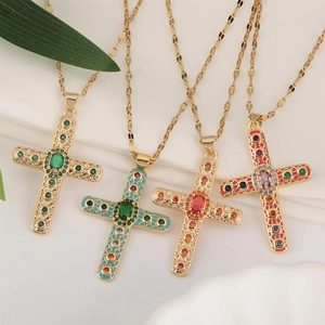 Colliers croix plaqués or à la mode avec zircons colorés et détails en émail
