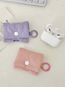 Custodie in nylon trapuntato per AirPods con motivo a cuore in lavanda e rosa