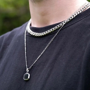 Set di catene Cuban e Figaro in argento con ciondolo ottagonale nero su modello maschile