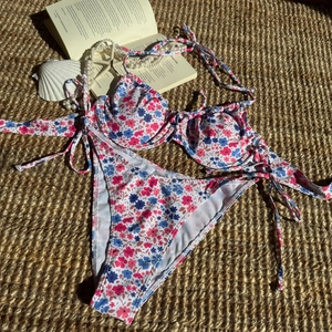 Blumenprint Bikini-Set Zweiteiler mit Bügel-Top auf einer rustikalen Webmatte