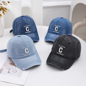 Gewaschene Denim Baseballkappen mit California Stickerei in verschiedenen Farben auf Tisch