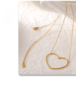 Detail der goldenen Herz-Halskette mit verstellbarer Kette und S.Steel-Anhänger