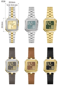 Dettaglio di orologi al quarzo quadrati da 25mm con cinturini in metallo e pelle