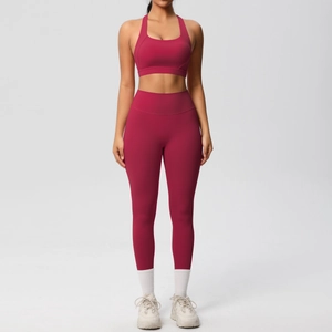 Detalle del sujetador deportivo burdeos de alto impacto y leggings sin costuras
