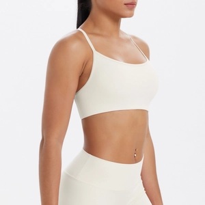 Vue latérale de l'ensemble brassière de sport et legging de yoga taille haute
