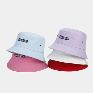 Vue détaillée de bobs en cinq couleurs avec broderie Awesome et œillets d'aération