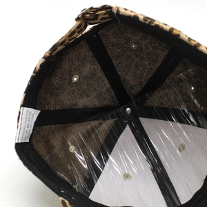Detalle de la estructura interna de una gorra de béisbol de leopardo con tela de poliéster y costura