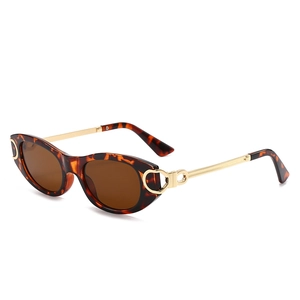 Lunettes de soleil ovales en écaille de tortue avec branches en métal doré chic