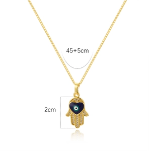 Dettaglio della collana mano di Fatima dorata con occhio blu a cuore e dimensioni
