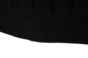 Makroansicht der Strickweste mit Rippbündchen und Zopfmuster-Strukturdetails