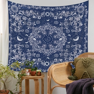 Detail eines böhmischen Wandteppichs mit Mond-, Sonnen- und Blumenmustern auf blauem Stoff