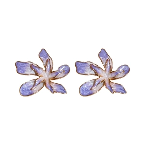 Boucles d'oreilles fleurs en émail dégradé violet avec bordure dorée sur fond blanc