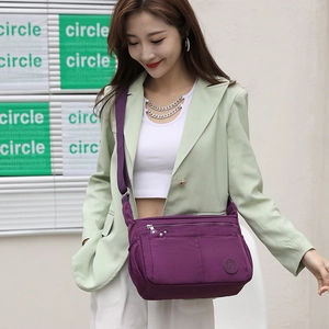 Bolso bandolera de nailon morado con múltiples bolsillos con cremallera y correa ajustable