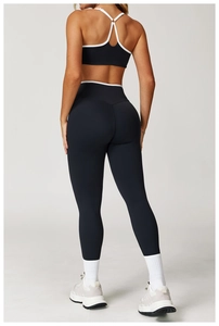 Achteraanzicht van hoge taille yogaset met sportbeha met gekruiste rug en contrast