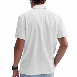 Détail d'un polo blanc pour hommes avec texture gaufrée verticale et tissu respirant
