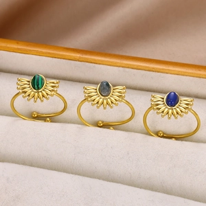Détail de bagues fleurs de soleil dorées serties de turquoise sur boîte à bijoux