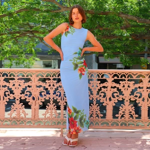 Detalle del vestido largo ajustado con estampado floral y motivos veraniegos vivos