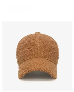 Detailansicht der weichen Textur der braunen Teddy-Fleece-Baseballkappe aus nächster Nähe