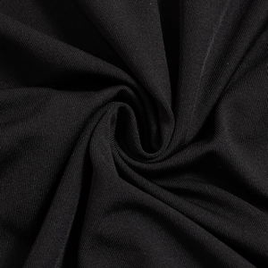 Détail macro du tissu en maille noire extensible pour robe longue dos nu sexy