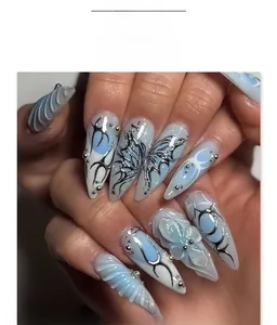Vue macro de fleurs 3D gaufrées et de clous argentés sur ongles Y2K bleu givré