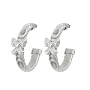 Détail de boucles d'oreilles créoles argentées avec texture torsadée et nœud cœur évidé