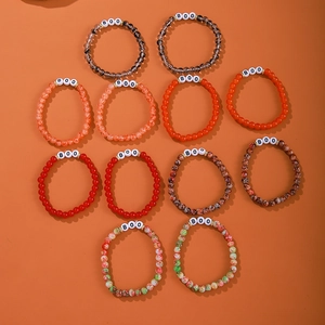 Detail von bunten Halloween Glasperlenarmbändern mit weißen BOO Buchstabenanhängern